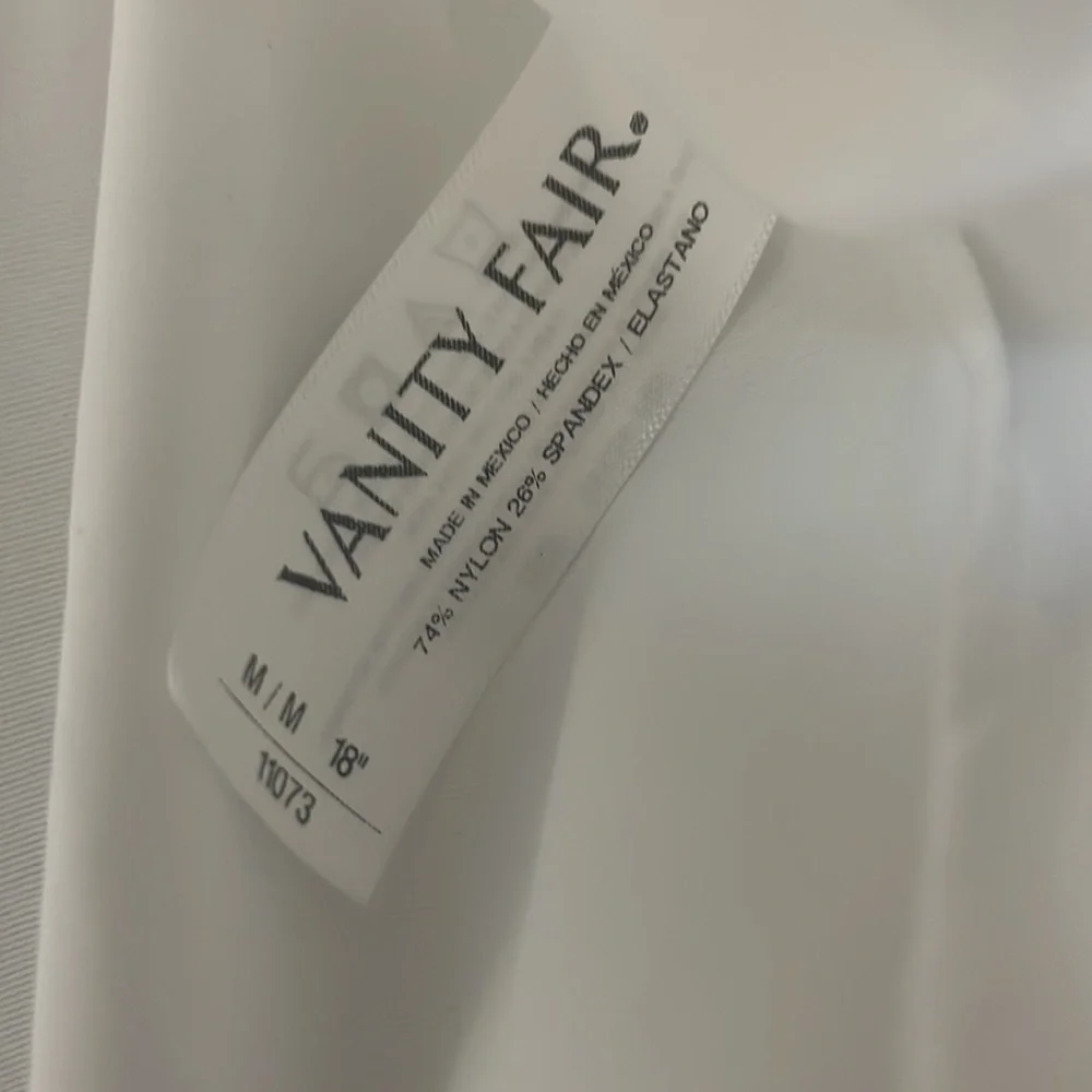 Nwt vanity fair half slip in white, size m 18” length can be adjusted.